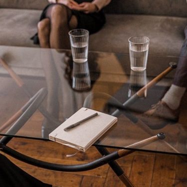 Table avec verre et carnet